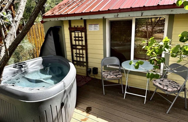 Kenzie's Tiny Home- private Hot Tub & Rain Shower