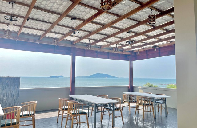 Kep Sea View Hotel & Sky Bar