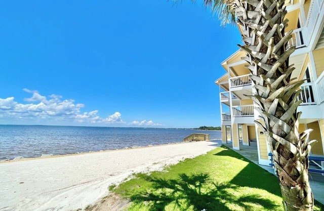 Key to Paradise: Waterfront Home & 2 Kayaks!