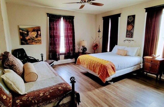 Kid and pet friendly 2 nd floor duplex