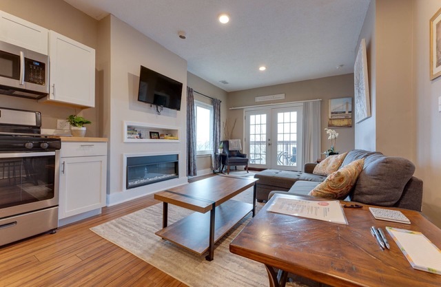 King Bed - 2 BR Apt with City Views. Pet friendly. Free parking!