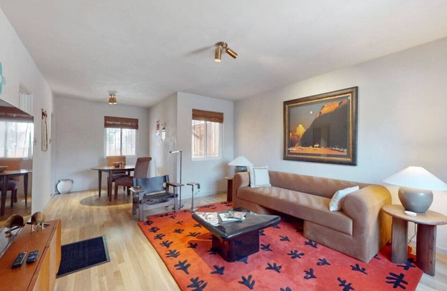 King Bed | Centrally Located