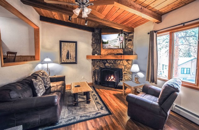 King Bed Duplex Cabin with Personal Hot Tub on Oversized Deck