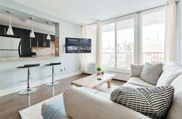 King Bed|Elegant Condo |Walk to Saddledome|UG Park