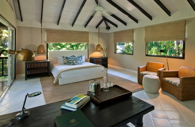 King-Bed Jungle Suite w/Spectacular Views & Balcony - WiFi & A/C Included