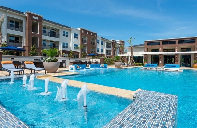 King Bed w/ Pool View 10 mins from Hobby Airport
