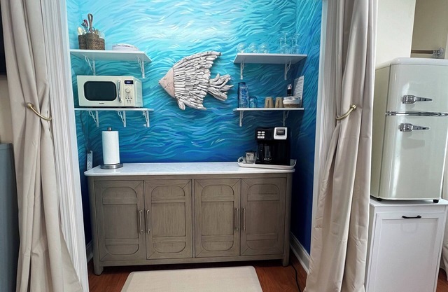 King, Near concerts, downtown, Wrightsville, & UNCW, Private Suite, Pets welcome