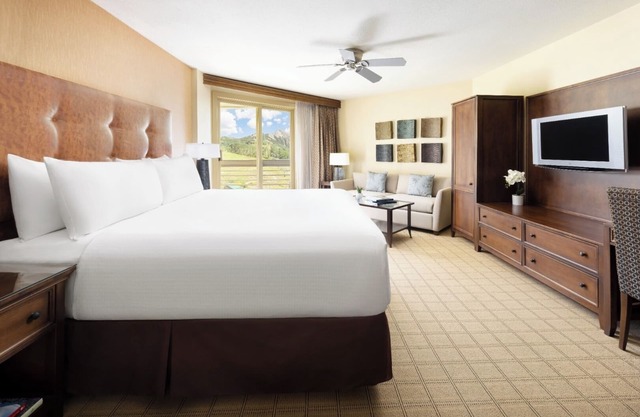 King Room Splendor: Slopeside Views & Indoor Pool - Elevation Hotel & Spa
