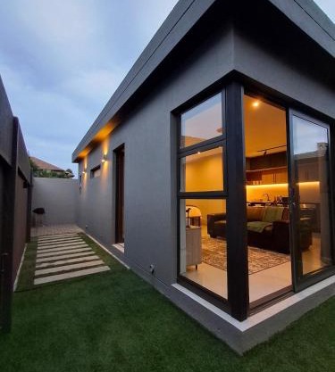 King size bed-NO loadshedding-Free Wi-Fi