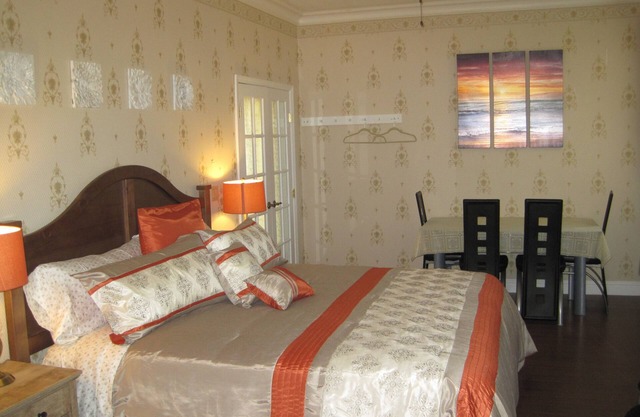 KING SPA 1 bedroom Private Suite. Pool access.