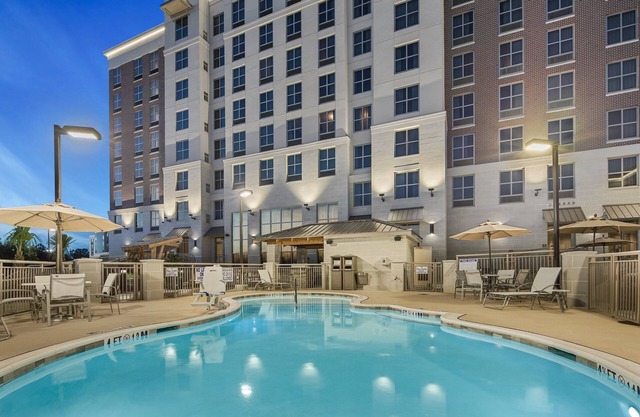 King Studio + Free Breakfast! Pool & Gym Access.