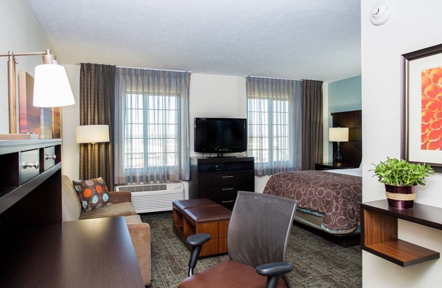 King Suite. Free Breakfast Buffet. Downtown Marquette. Near Northern Michigan University!