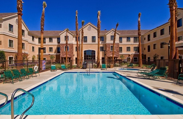 King Suite. Free Breakfast. Outdoor Pool & Hot Tub. Great for Business Travelers!