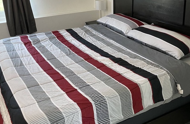 King Suite Retreat: Beaches, NYC, Hamptons Smart TVs - Sleeps 6+ free parking