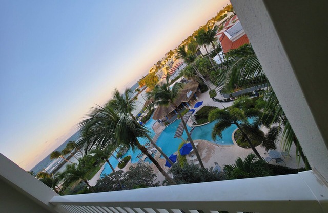 King Suite w/Balcony & oceanview & Private Beach Access!