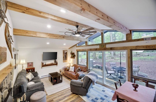 KingBed+Cabin+quiet+new renovation+foliage+ski