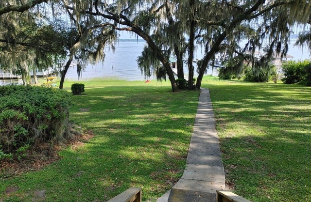 Kingsley Lake Home w wide lawn, dock, central air, 4 kayaks. Near Camp Blanding