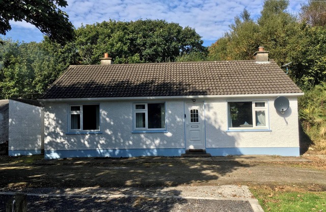 KITS COTTAGE, pet friendly, with open fire in Carrick, County Donegal