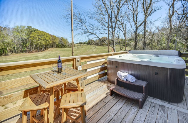 Kitty Hawk Apartment w/Hot Tub - 1 Mi to Beach!