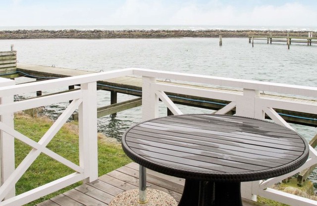 Klintholm Havn Apartment, Sleeps 5 with WiFi