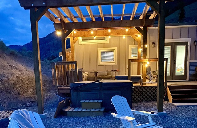 KMountain Okanagan -Tiny home and hot tub on 10 acres of private property
