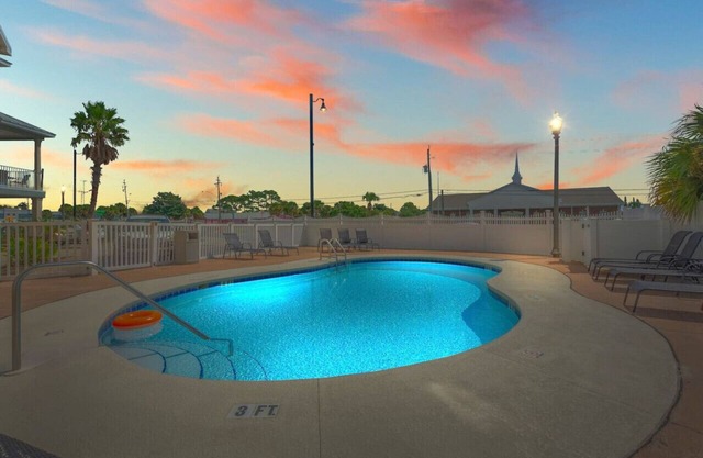 Knee Deep: FREE Pie 4 Nov Stays, Wk2Bch, FREE Daily Activities, DogsOK, & More!