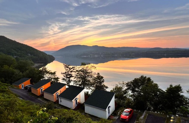 Knotty Pine Cottages, Suites & Motel Rooms
