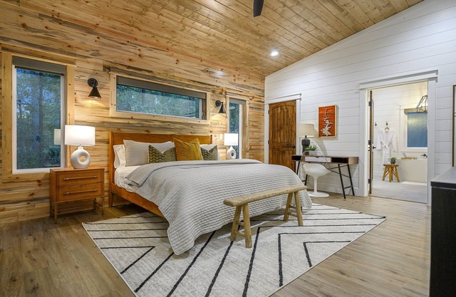 Kozy Nook Cabin/King Suite/Hot Tub