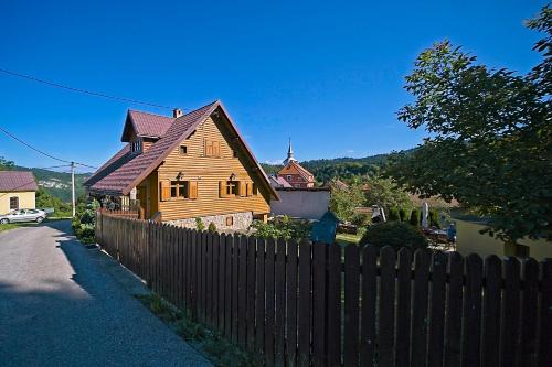 Kuća "Karličevi" s rustikalnim interijerom, okružena prirodom