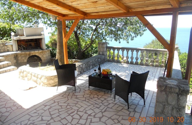 kuca za izdavanje,sa dva apartmana