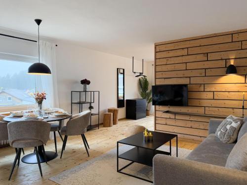 Kuckucksnest mit Sonnenbalkon am Wald mit Grillplatz