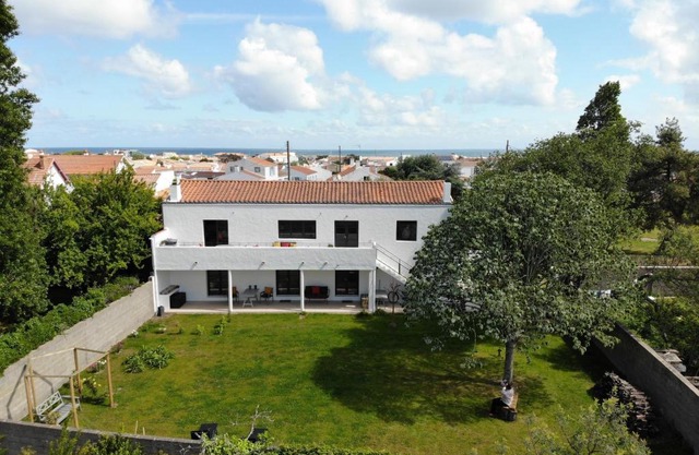 L'ATELIER, appartement de 70m2, chambres d'hôtes, salon, terrasse sur jardin ,près du port, petit dejeuner inclus