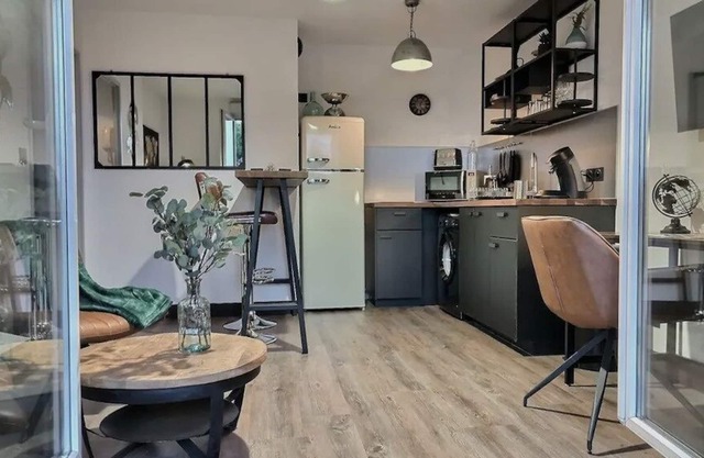 L'Atelier St James - Appt avec chambre climatisée, parking privé et piscine