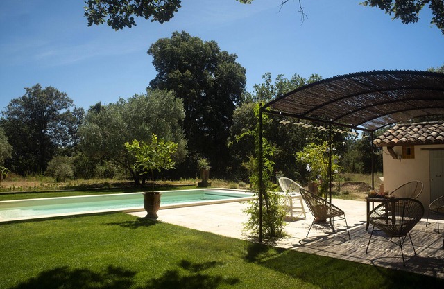 L'Atelier, with its century-old oak trees and panoramic view of the Luberon region