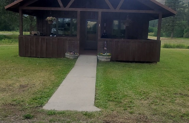 L Diamond E Guest Cabin #1 Rural luxury close to everything.