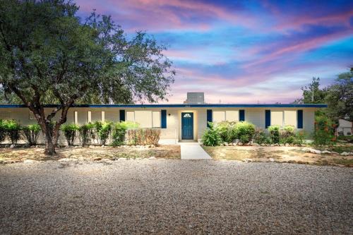 l NEW l 5BR 3BTH Large and Modern Home l Central LOC l 1 ACRE lot
