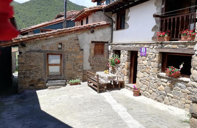 LA CASUCA Y LA CABAÑA