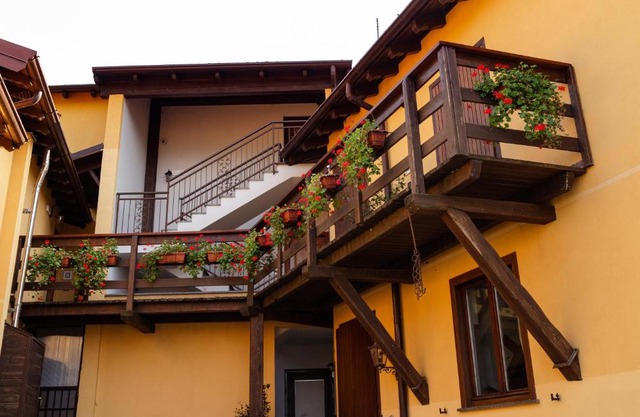 LA CORTE SUL LAGO