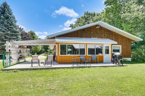 La Crescent Cottage on Minnesota Bluffs with View!