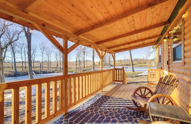 La Grange Cabin on a Racehorse Farm w/Pond Views!