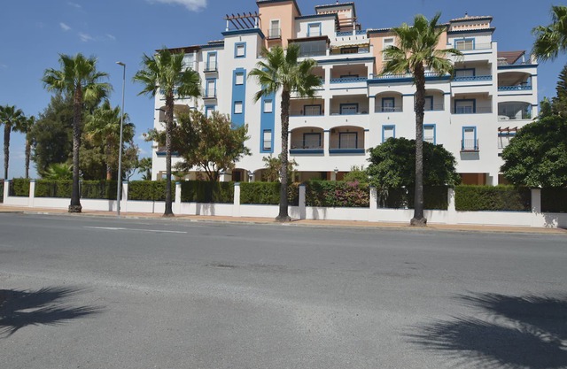 LA Marina 3, 8 - One Bedroom Apartment, Sleeps 3