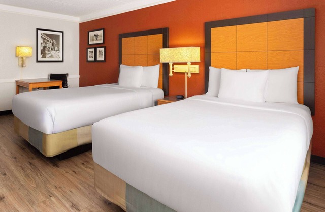La Quinta Inn by Wyndham Pittsburgh Airport