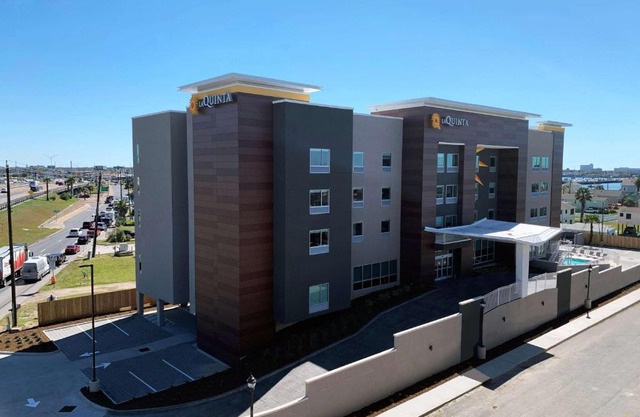 La Quinta Inn & Suites by Wyndham Galveston North at I-45
