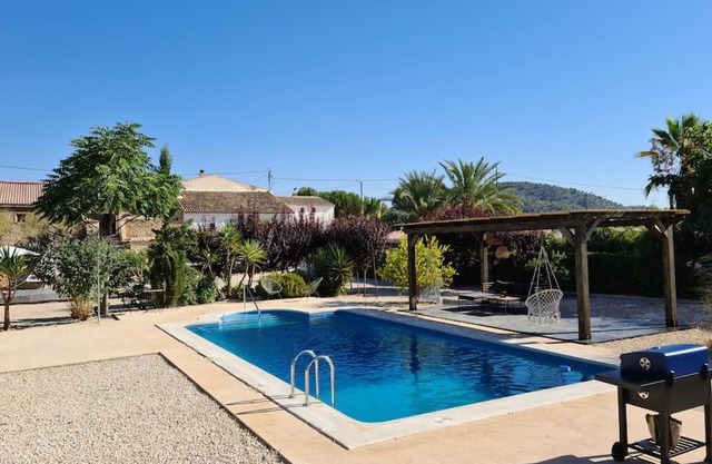 LA SIERRA CASA - Beautiful villa with huge garden swimming pool and games room