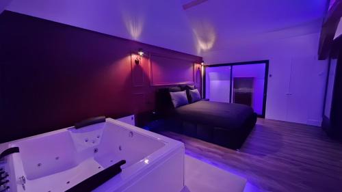 La suite Baroque jacuzzi au cœur du château de Boissettes
