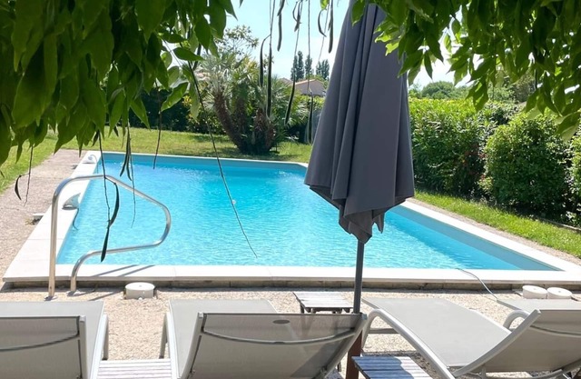 La villa des fleurs à Breuillet - sleeps 8 - garden - swimming pool