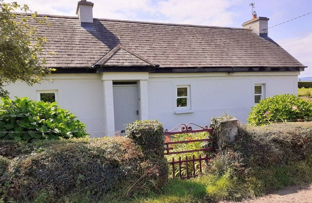 LACKAROE COTTAGE, family friendly in Garrykennedy, County Tipperary