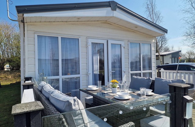 LADYBIRD LODGE, pet friendly, with pool in Carnforth