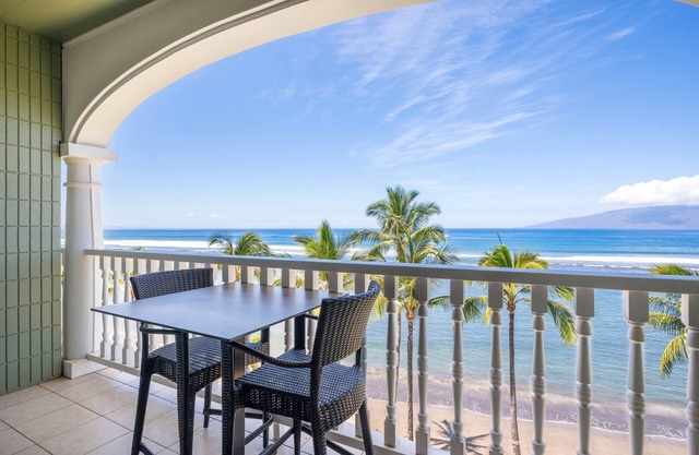 Lahaina Shores 621: West Maui Studio with OF Views!