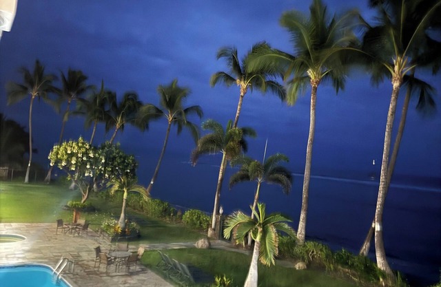 Lahaina Shores Luxury Oceanfront Ocean View & Mountain View w/2 Lanais